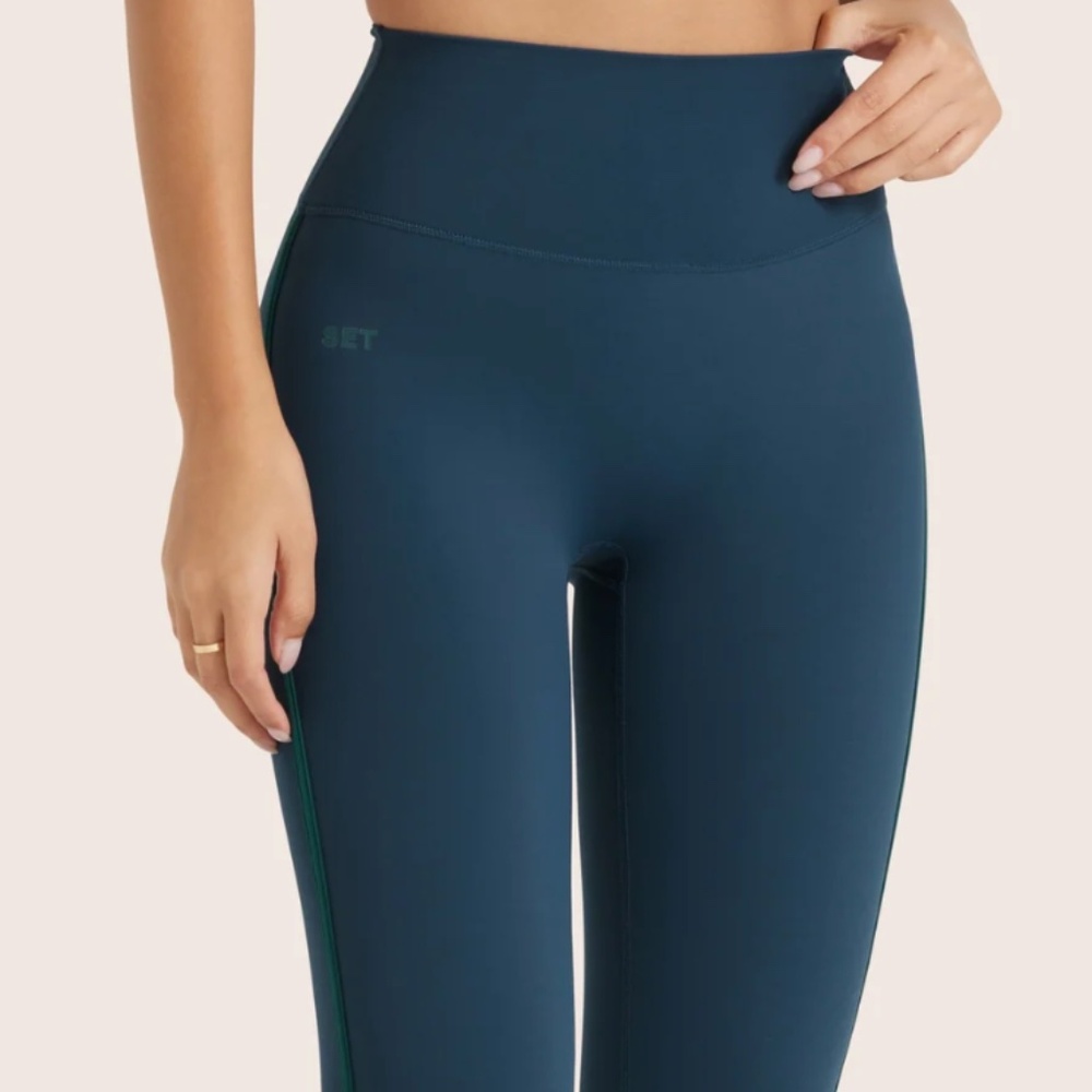 SET ACTIVE SPORTBODY STRIPE LEGGINGS- SIZE LARGE